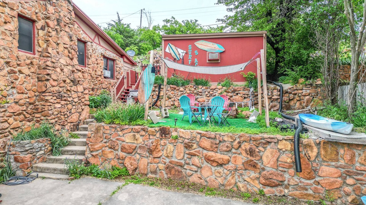 Medicine Park Cottage | Surf Shack - Unique stay, Rusty little cabin with all the modern amenities!