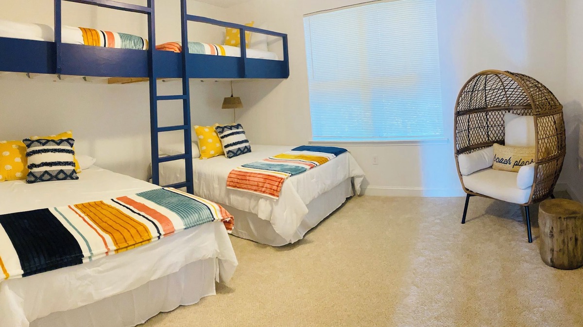 Osborn Island House | “Surf Shack” within walking distance to the beach!