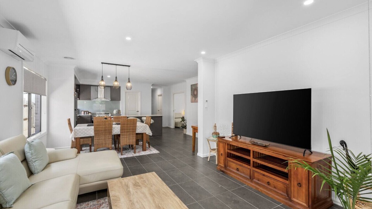 Armstrong Creek House | Surfcoast Getaway- Pet friendly, Sleeping 8, Golf, Beaches, Town
