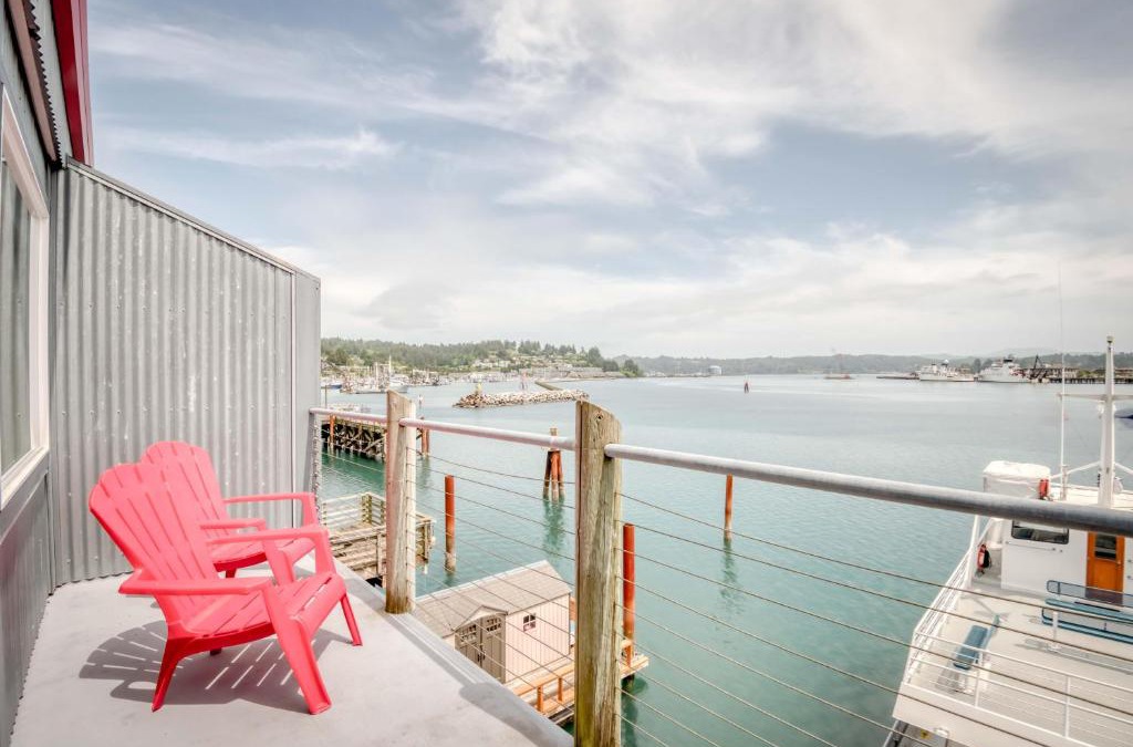 Historic Bayfront Hotel | Surfer Dude - Anchor Pier Lodge