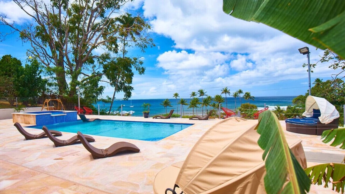 Black Rock House | Surfers Paradise Villa & Lounge 7BRs Sleeps 34Ppl