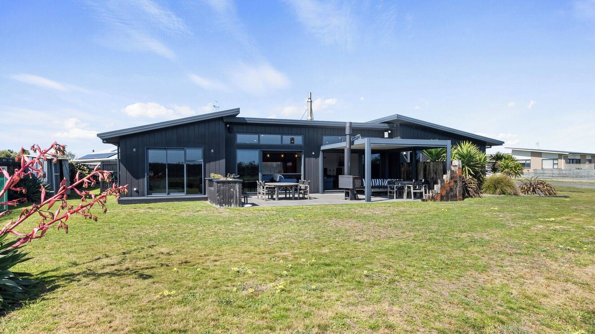 Himatangi Beach House | Surfing Fox - Foxton Beach Holiday Home