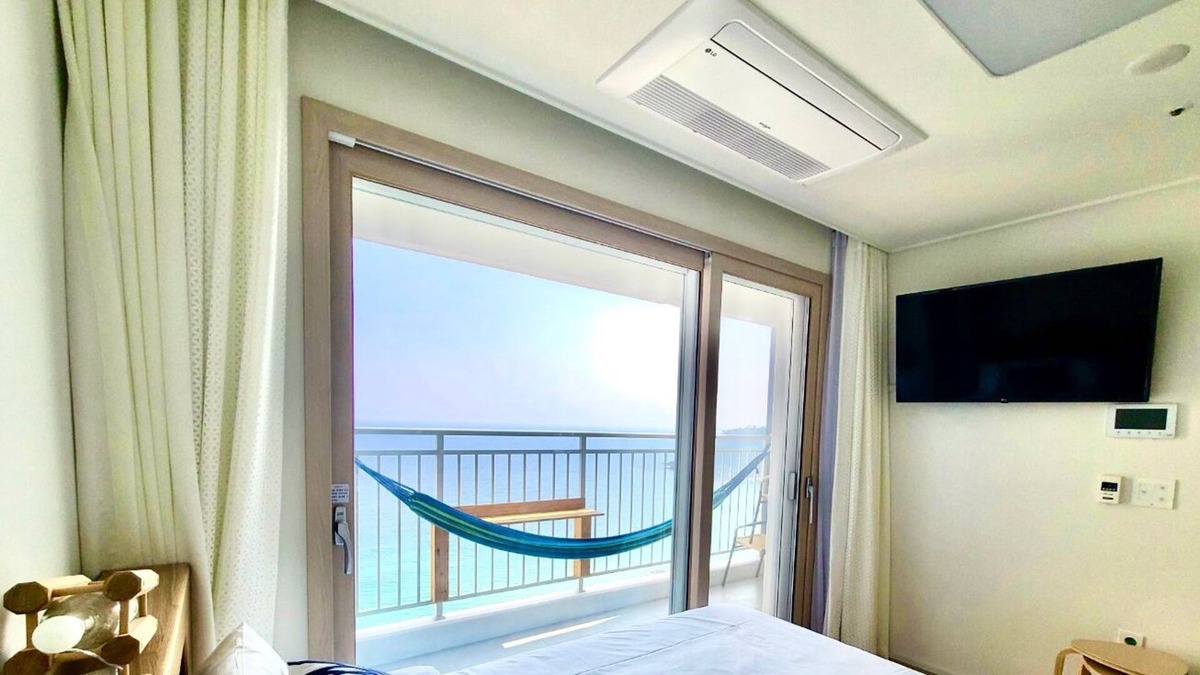 Yangyang House | #SurfingStay#Free surfboard #Hammock # ocean front 19th fl