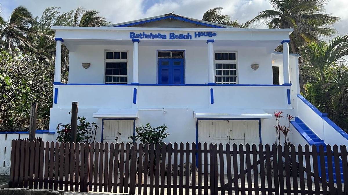 Hill Crest House | Surfs Up - bungalow style Beachhouse opposite Atlantic Ocean