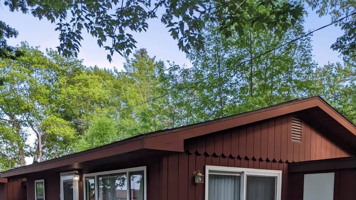 Oscoda House | (Surfside #1) 2BR Beach Access On Lake Huron