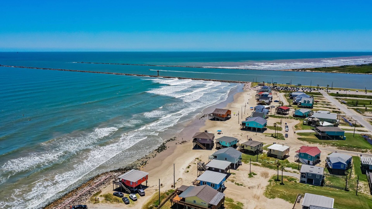 Surfside Beach Cottage | Surfside Getaway for 6