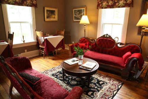 Queensland Hotel | Surfside Inn