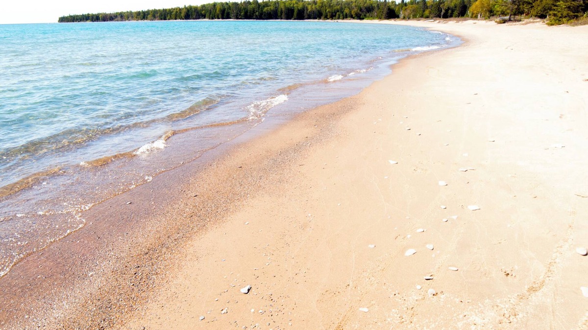 Manitoulin District House | Surfside on Square Bay