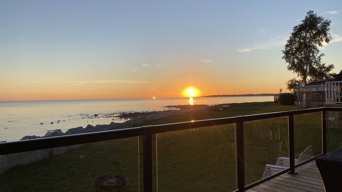 Sherkston Cottage | Surfside On The Rocks
