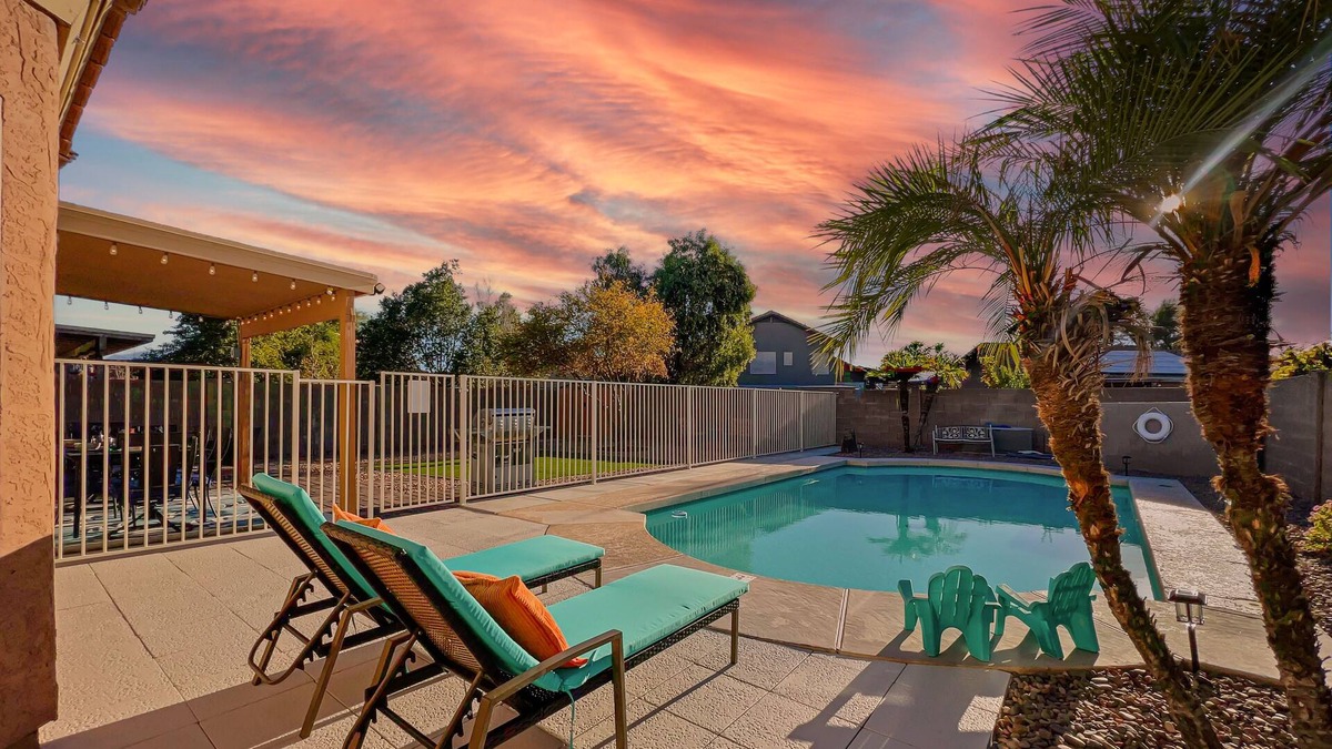 Kingswood Parke House | Surprise Pool Home! Close to Everything. Sleeps 13.
