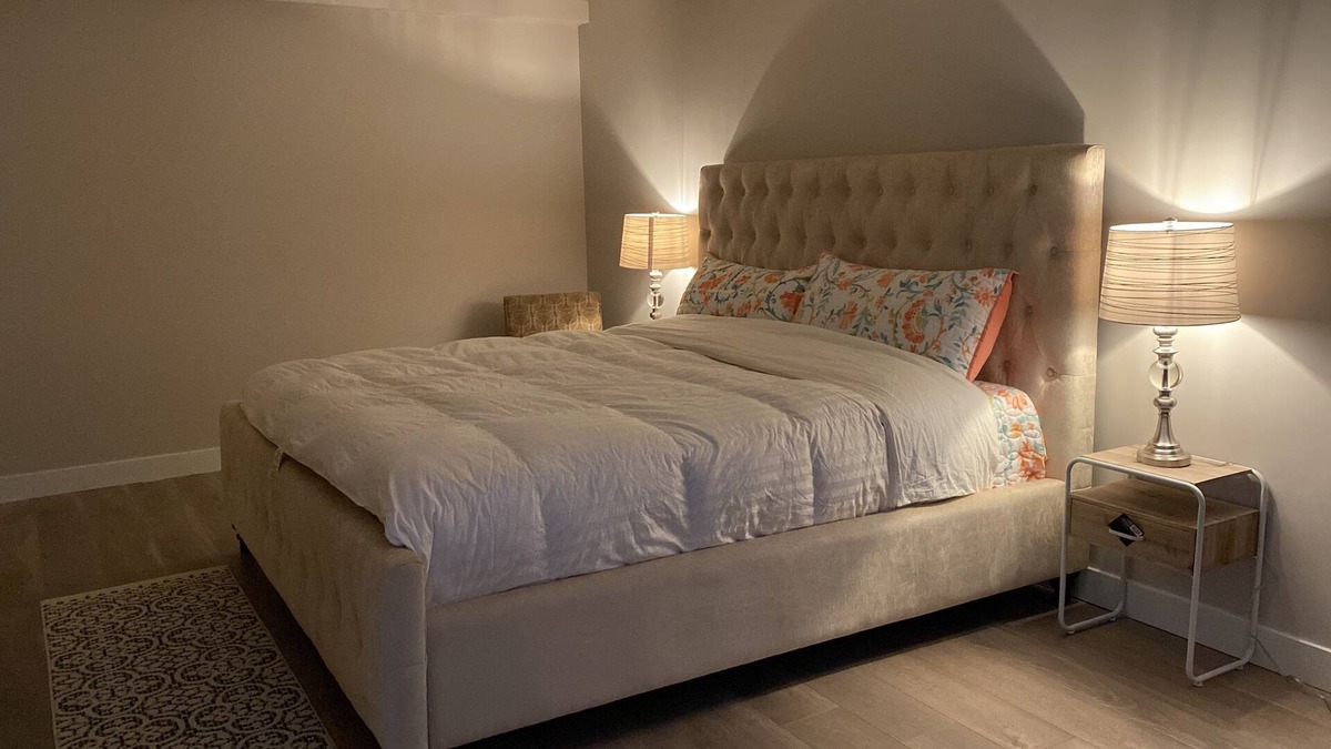 Newton House | Surrey Holliday- Private suites - 35 minutes from YVR