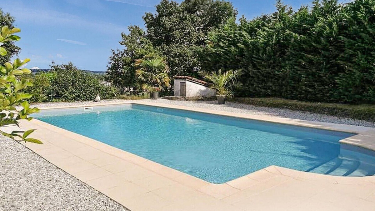 Castel-Sarrazin House | Surrounded by green and quiet countryside welcomes you this cozy cottage with communal pool.