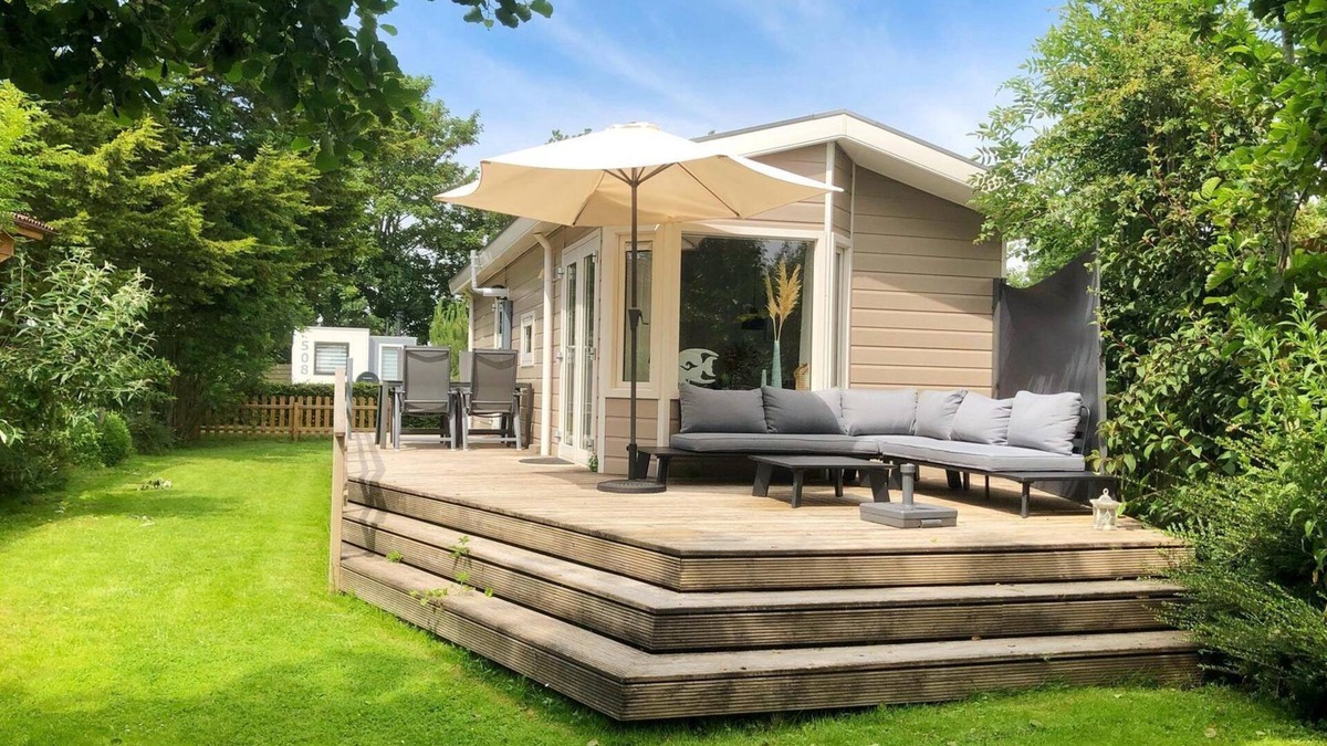 Sint Maarten Ski Chalet | Surrounded by greenery and trees you will find this lovely four-person chalet. After a visit to the beach, you can enjoy all the luxury and comfort of your holiday chalet.