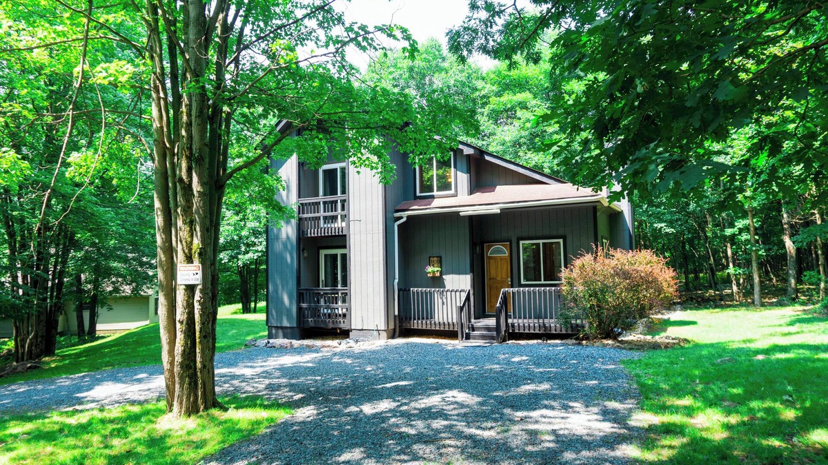 Briar Crest Woods Cottage | Surrounded by nature! Private Lake, King Bed, Peaceful Deck & Game Room!