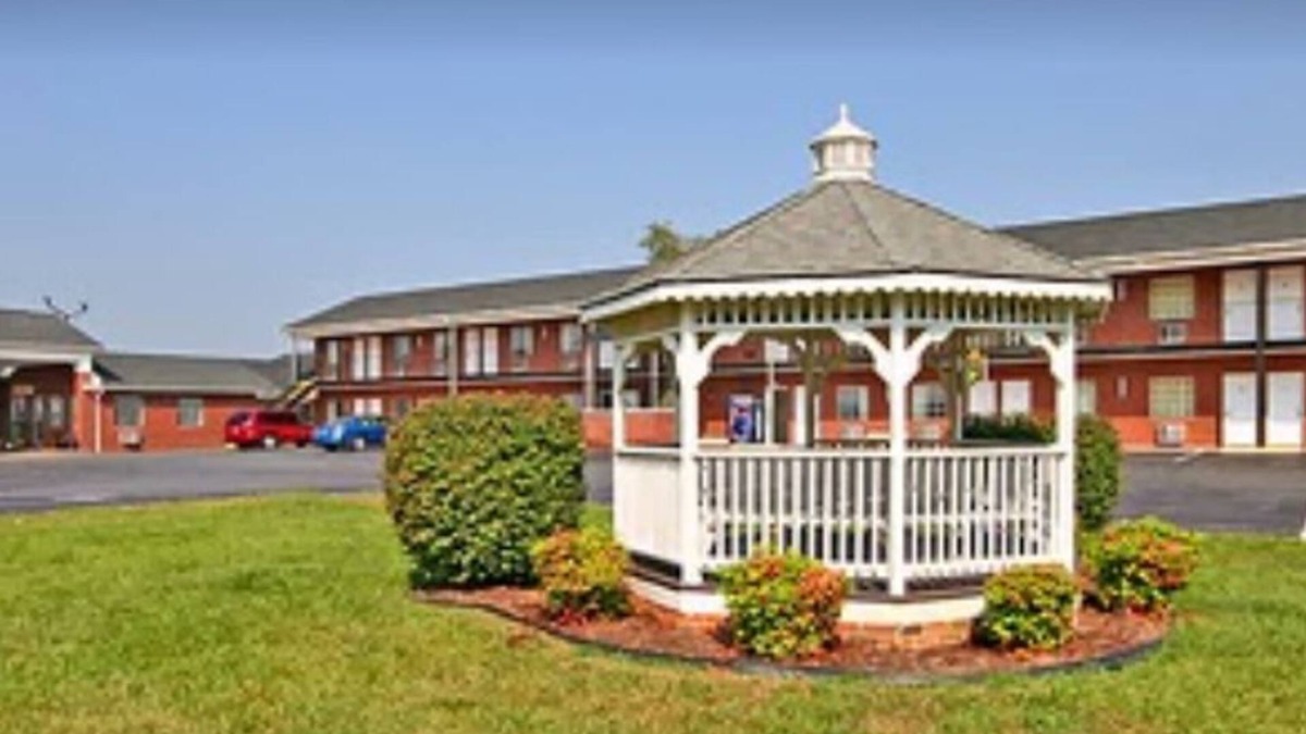 Dobson Hotel | Surry Inn - Dobson - I-77 - Exit 93