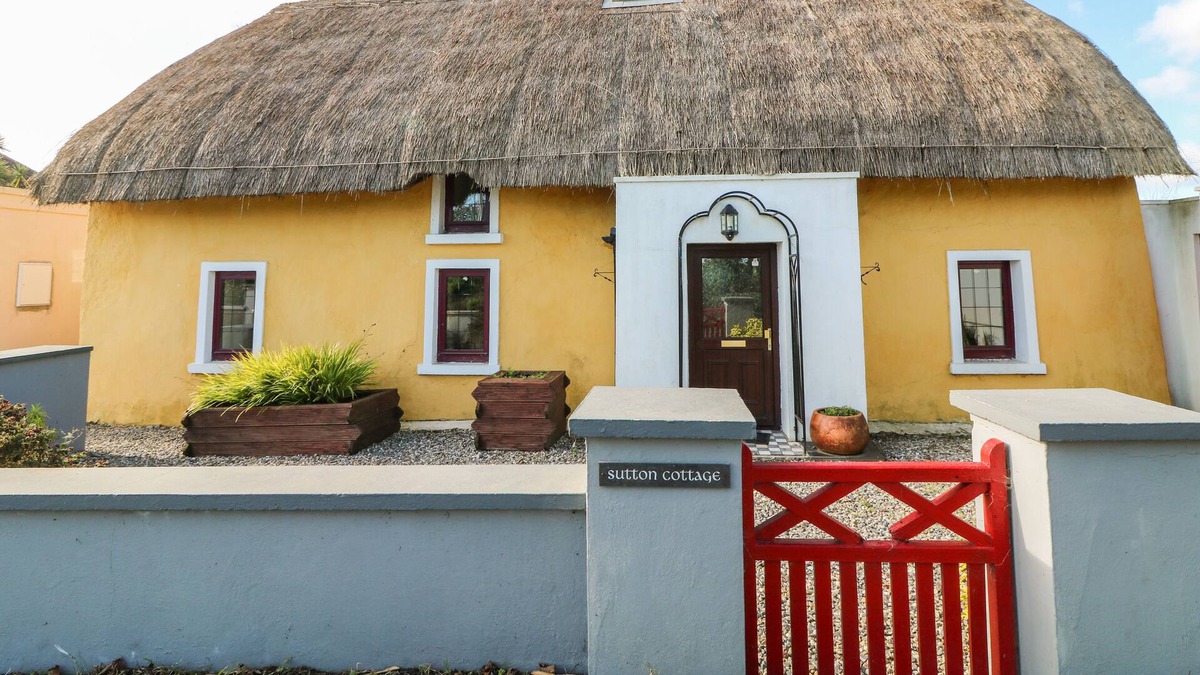 Lady's Island Cottage | SUTTON COTTAGE, pet friendly in Rosslare Harbour, County Wexford