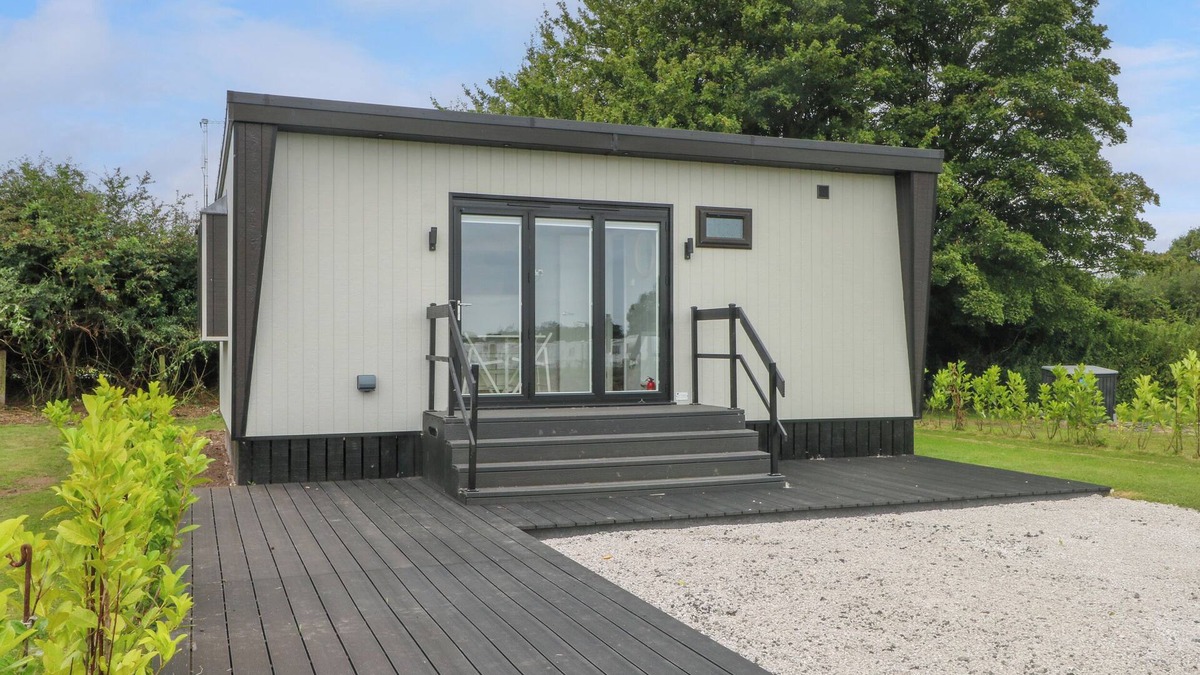 Sutton Weaver Cottage | SUTTON FIELDS CHALET, pet friendly, with a garden in Frodsham
