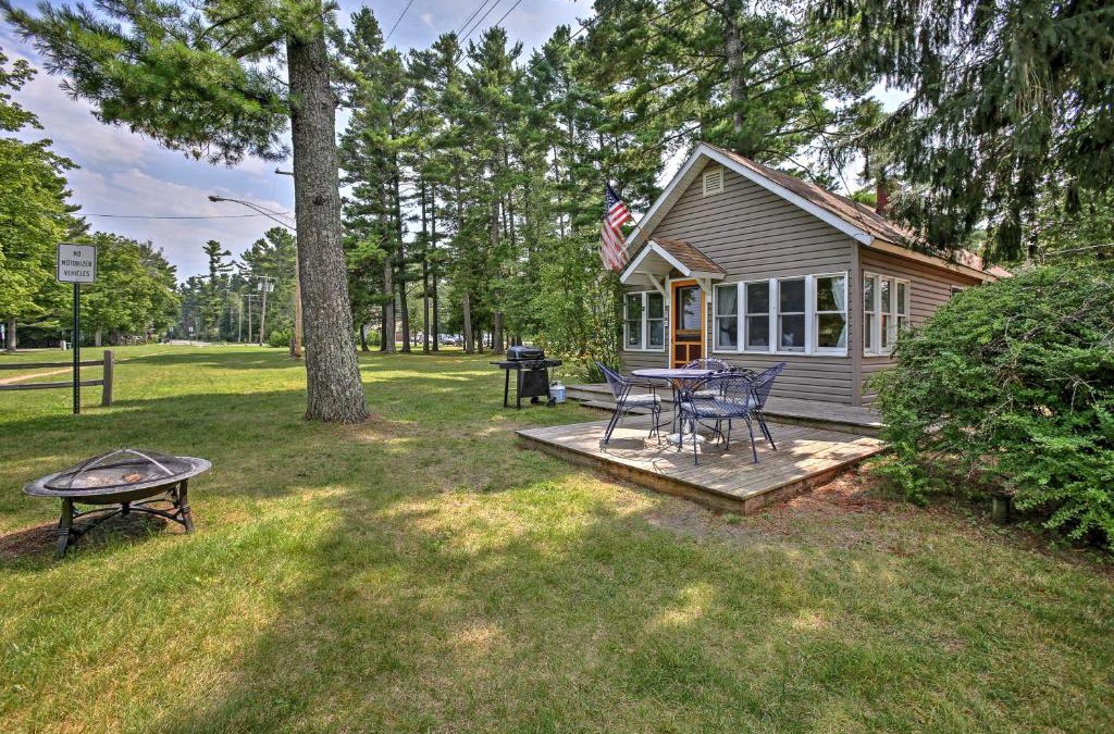 Suttons Bay House | Suttons Bay Bayview Cottage with Deck and Gas Grill!