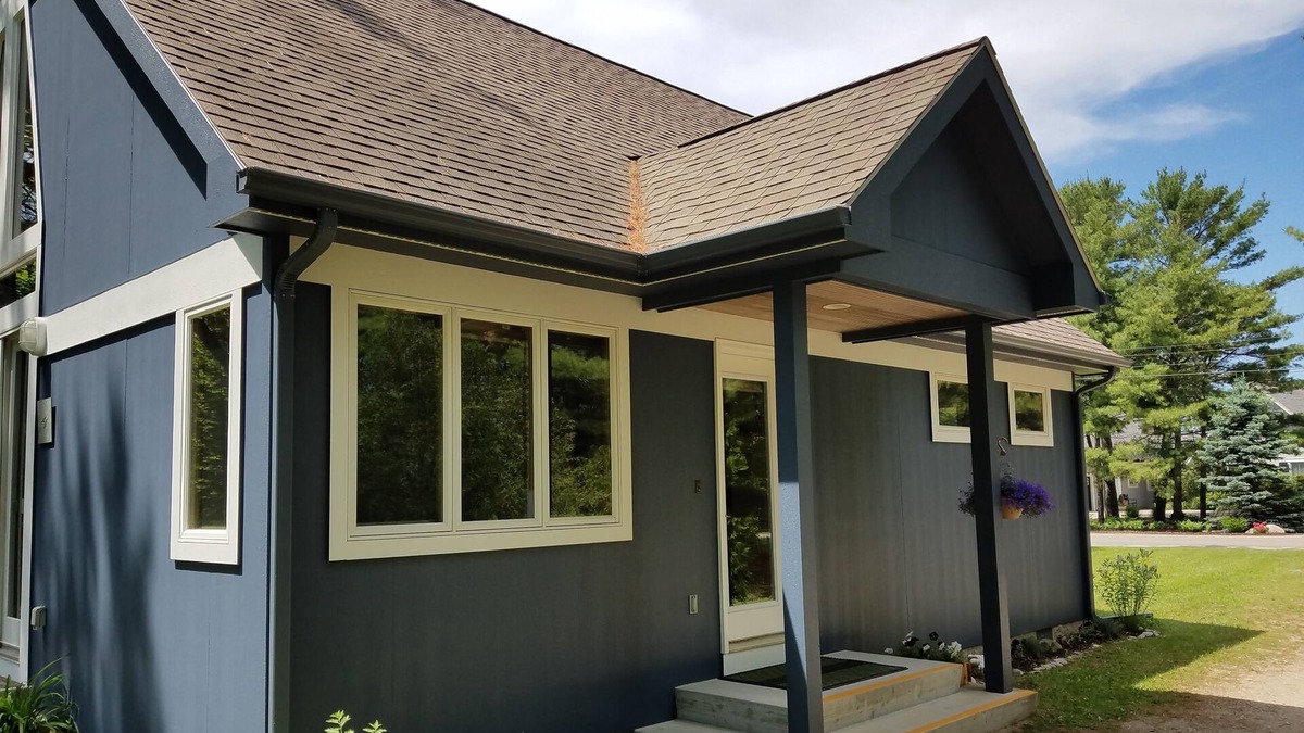 Suttons Bay Cottage | Suttons Bay-Fire Pit, walk to town/beach, brewery, dining