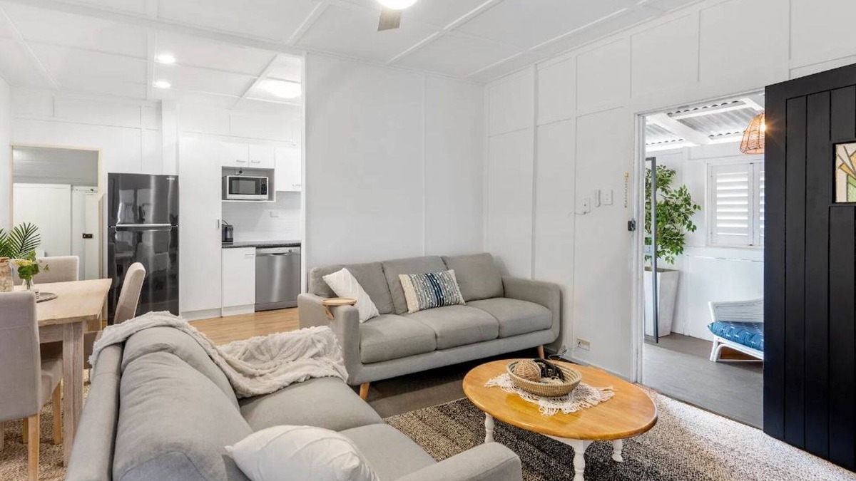 Margate Apartment | "Suttons Beach Breeze" - Margate Q 4109