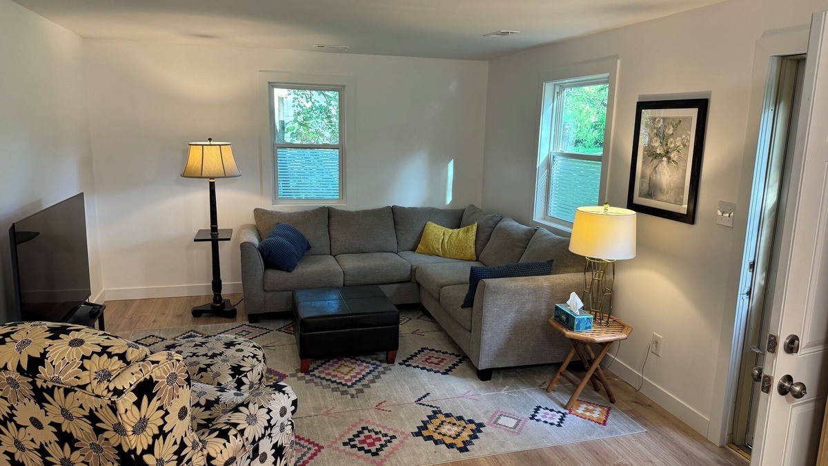 Lawrence House | Suzie’s Place—-Charming 2-bedroom house in Lawrence. Minutes north of Downtown.