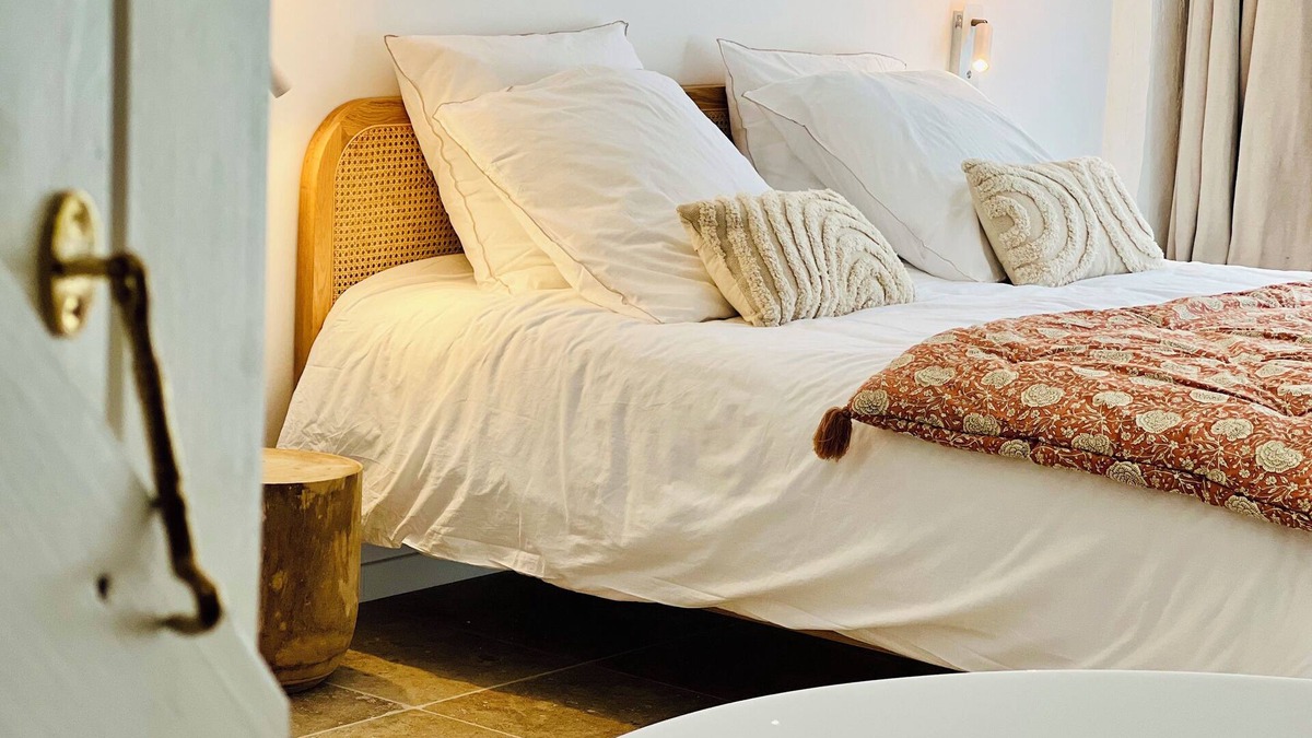 Tizac-de-Curton Apartment | SUZON apartment, pool view. Between Bordeaux and Saint Emilion.