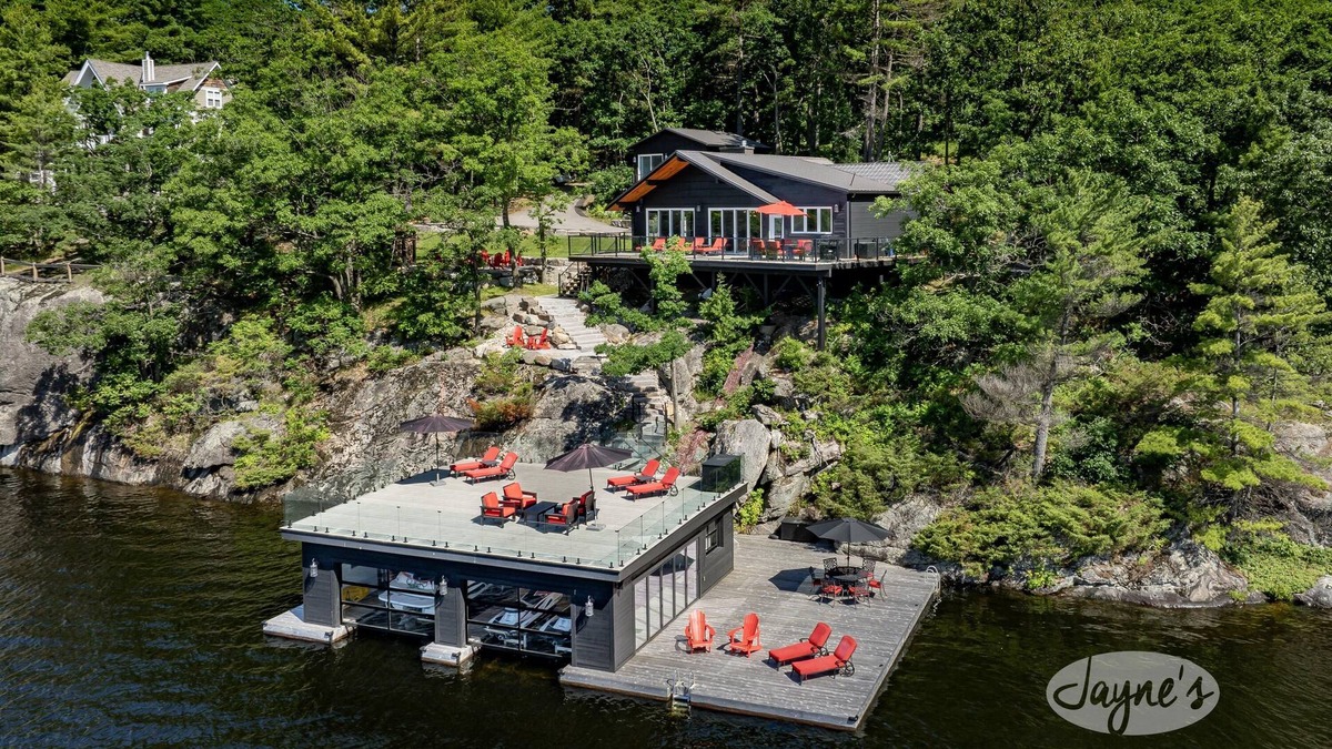 Gravenhurst Cottage | SW Exposure at this 4 bdrm, 3 bath cottage with stunning views of Lake Muskoka!