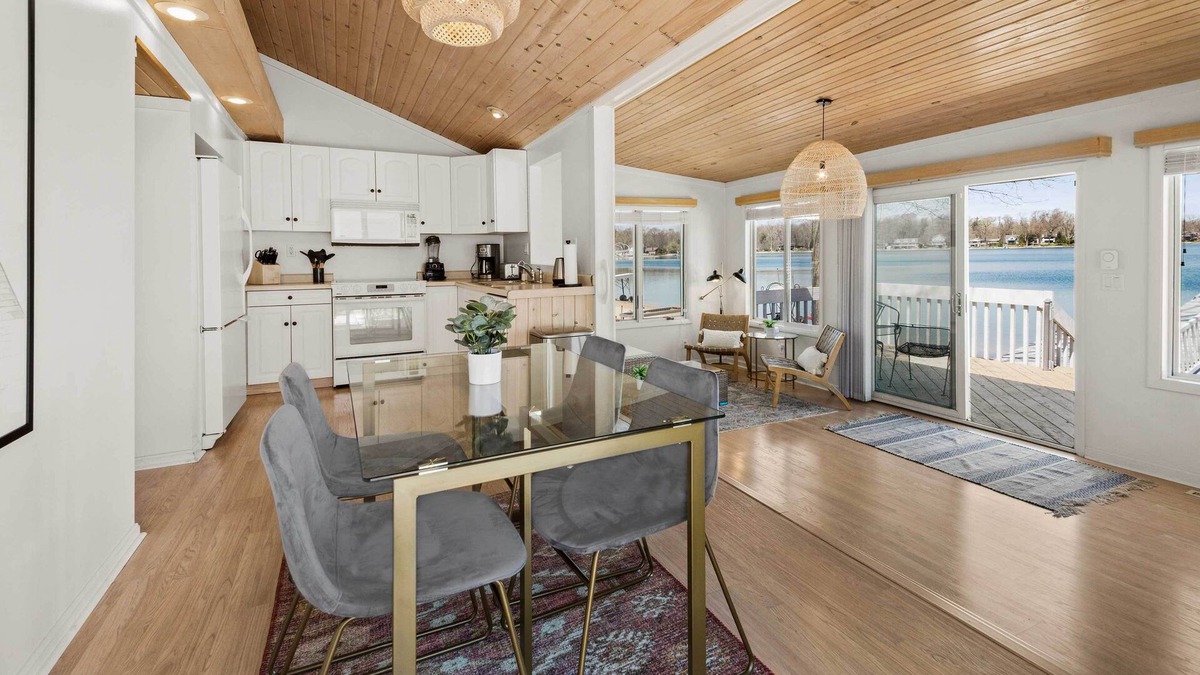 Niles Cottage | SW Michigan Getaway w/ Private Dock + Beach!