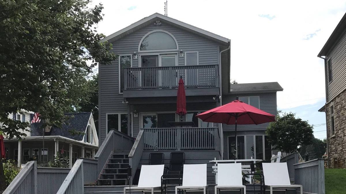 Niles House | SW Michigan lake home that is perfect for water sports, ND games and wineries.