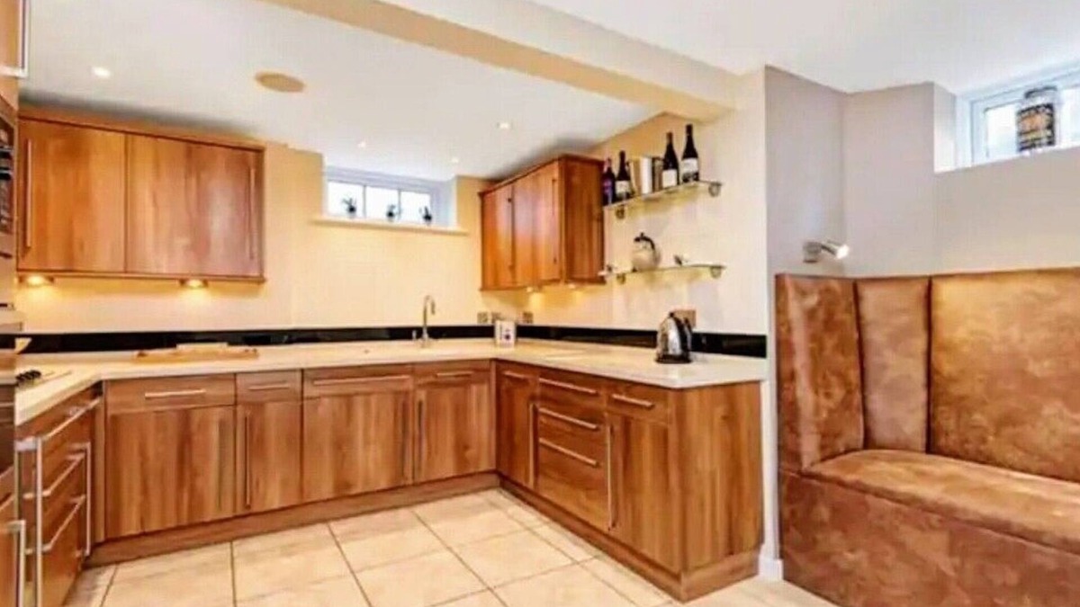 Wimbledon Park House | SW19 Rate frm £350pn Min stay applies professional holiday let T&C’s apply