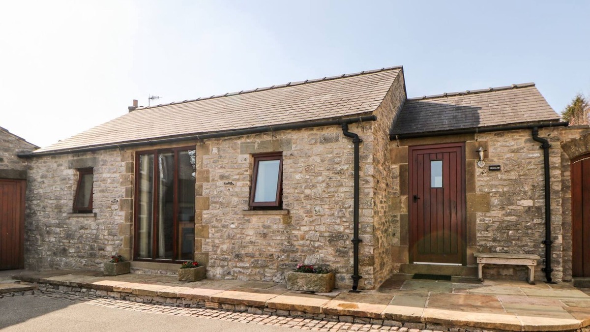 Millers Dale Cottage | SWALLOW BARN, pet friendly, character holiday cottage in Priestcliffe