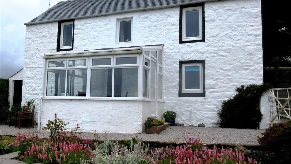 Dalbeattie Cottage | Swallow Cottage - a cottage that sleeps 6 guests in 3 bedrooms