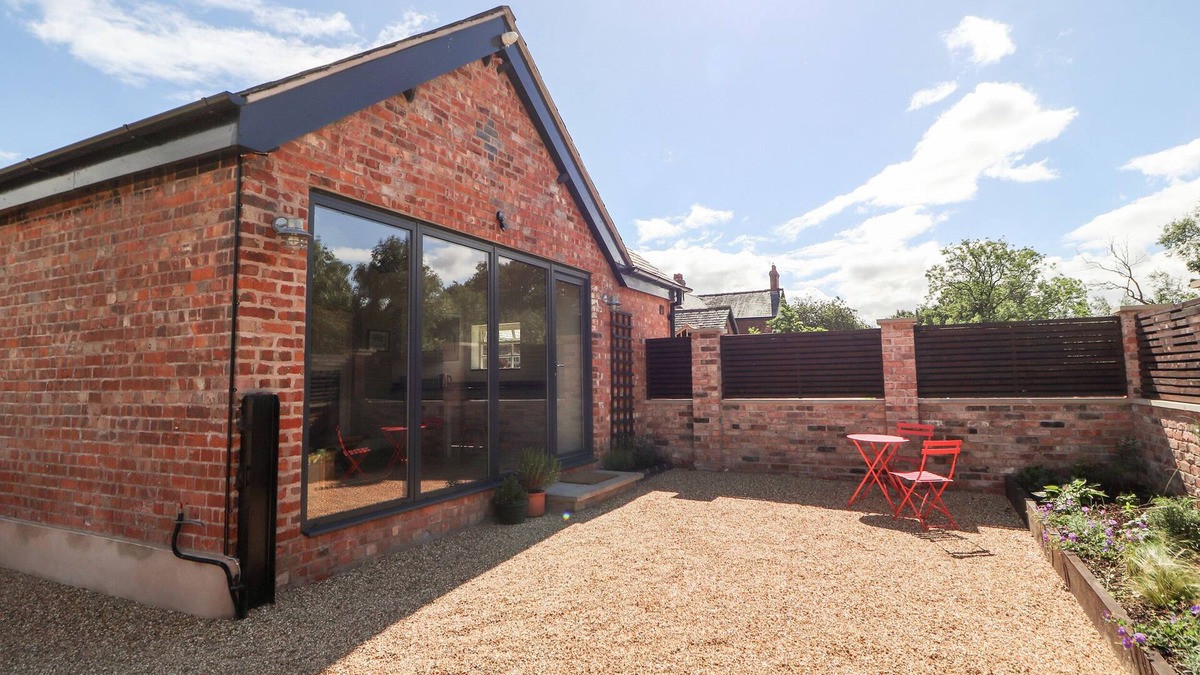 Sandbach Cottage | SWALLOW COTTAGE, romantic, character holiday cottage in Sandbach