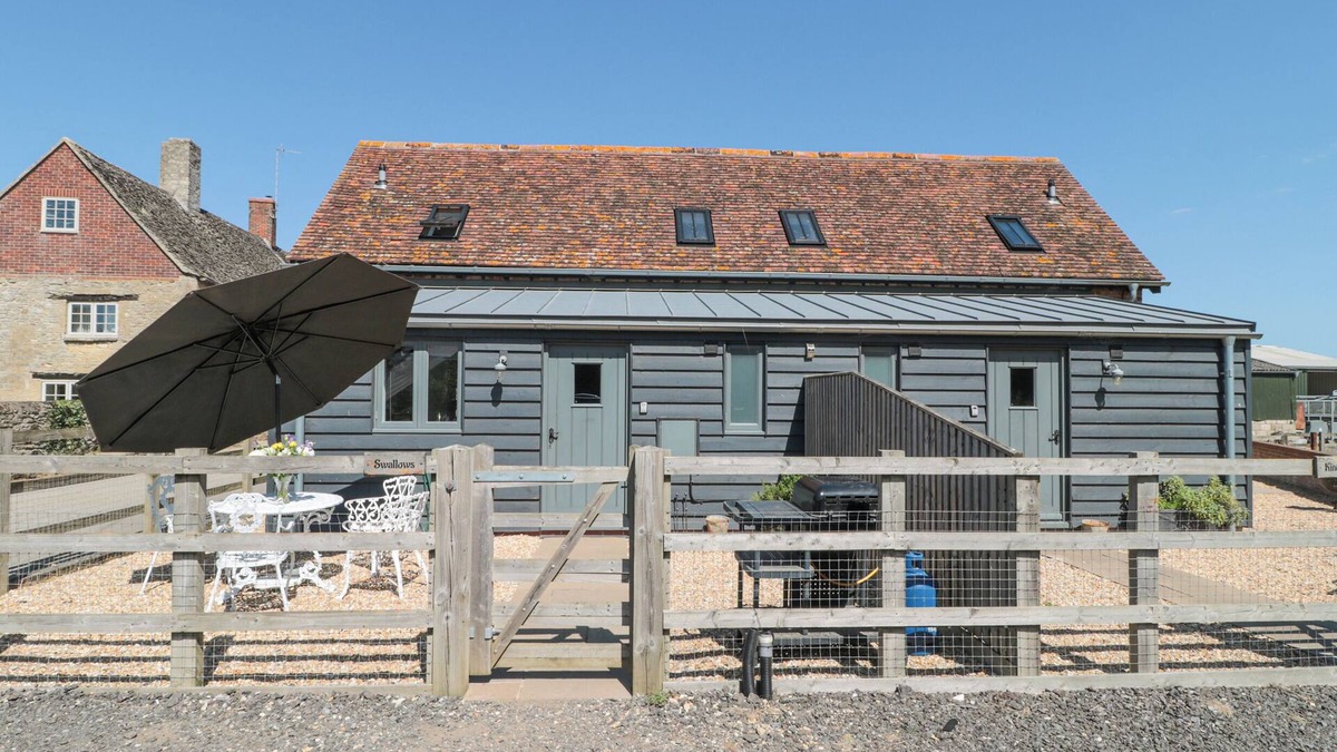 South Leigh House | SWALLOWS, 1 THE OLD STABLES, pet friendly, with a garden in Witney