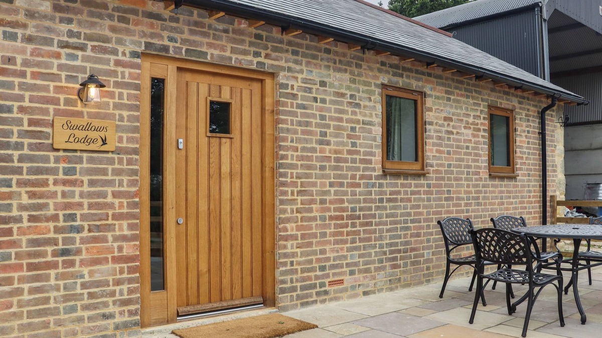 Edenbridge Cottage | SWALLOWS LODGE, pet friendly, with open fire in Dormansland