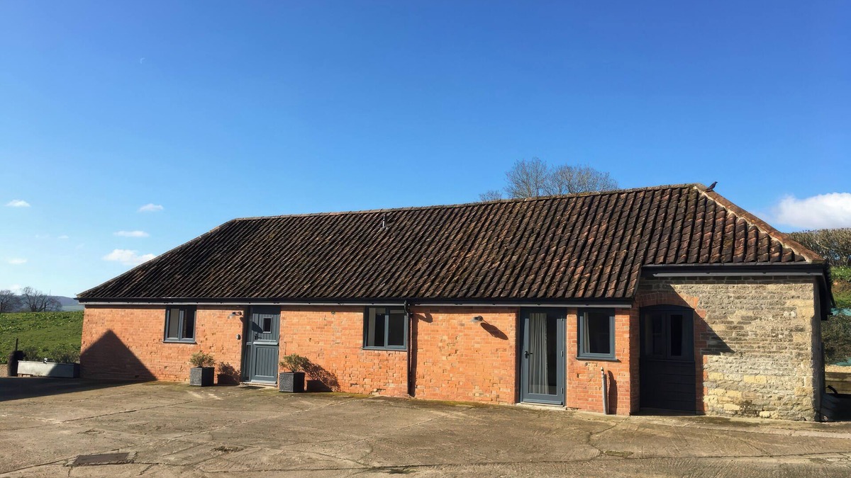 Sturminster Newton Cottage | SWALLOWS NEST, pet friendly, with hot tub in Sturminster Newton