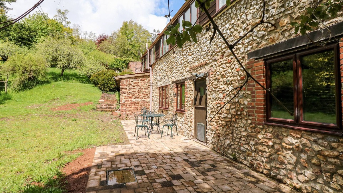 Ebford Cottage | SWALLOWS NEST AT MAGNOLIA LAKE, pet friendly in Dawlish