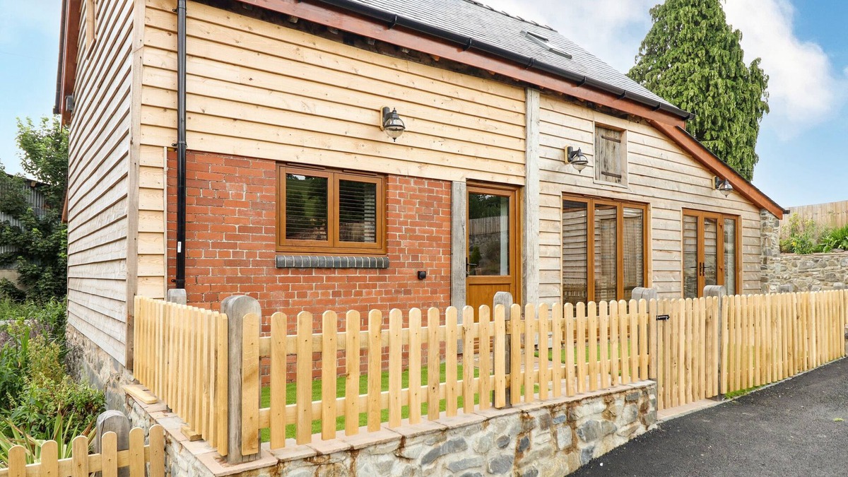 Montgomery Cottage | SWALLOWS REST, pet friendly, luxury holiday cottage in Montgomery