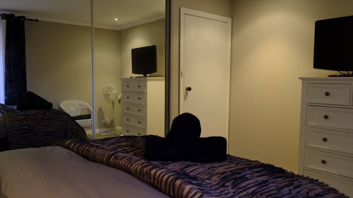 Swan View House | Swan Hills Retreat: Pool, Hikes, BBQ, Outdoor dining, Wifi and Netflix!
