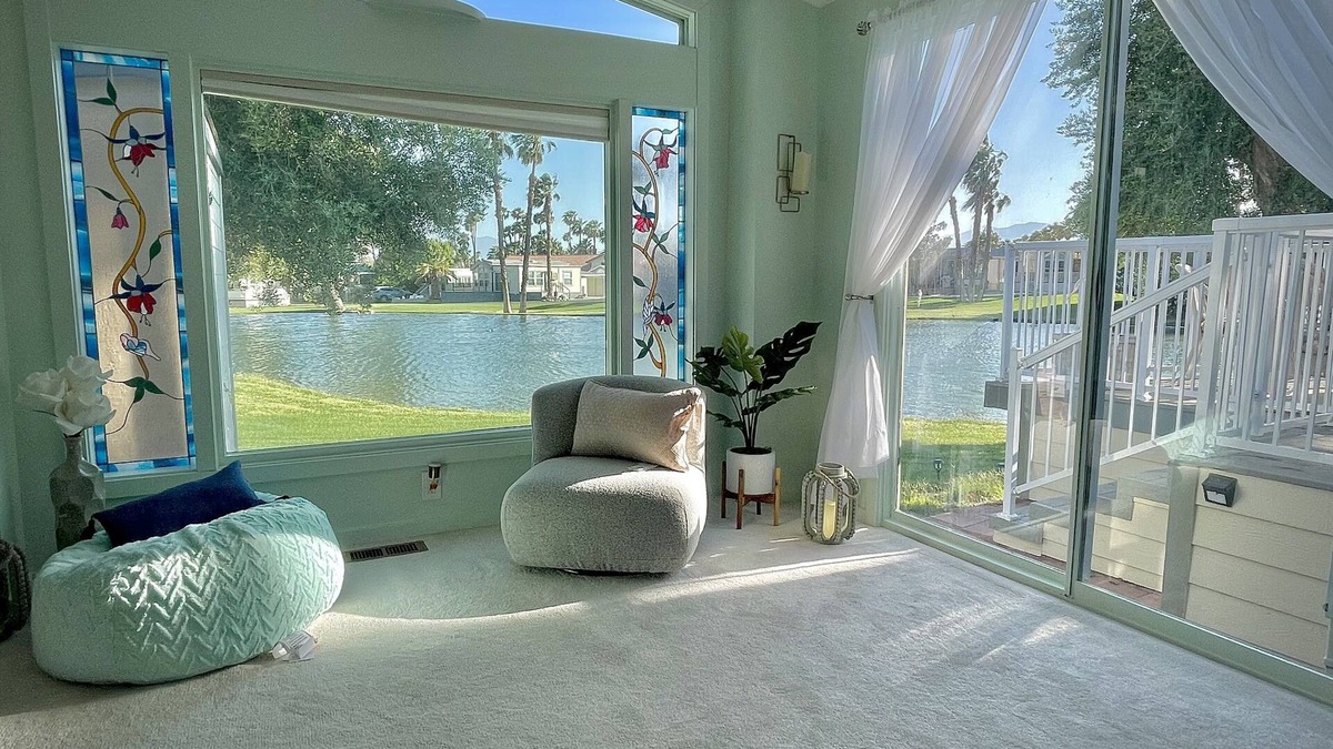 Desert Hot Springs House | Swan Lake House and Hot Spring Mineral Pools