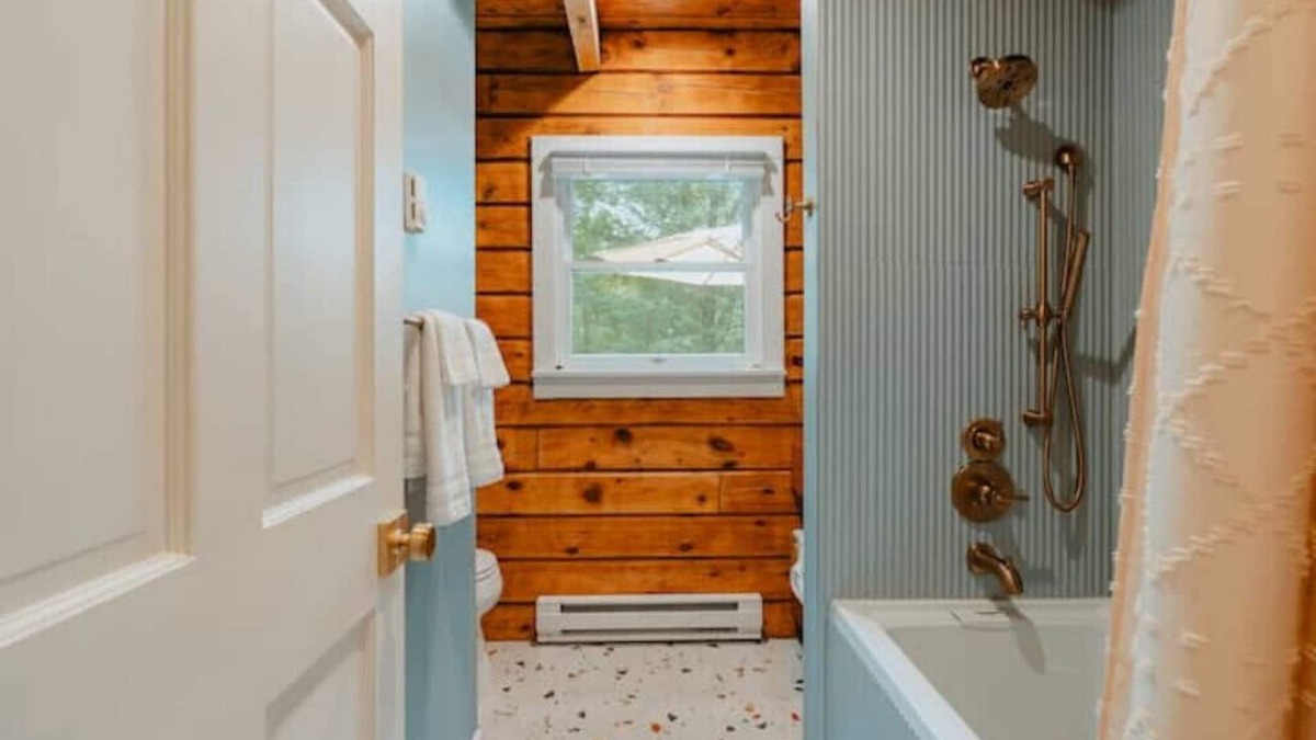 Swan Lake House | Swan Lake Lakefront Cozy Modern Home w/cabana, central air, kids room. n