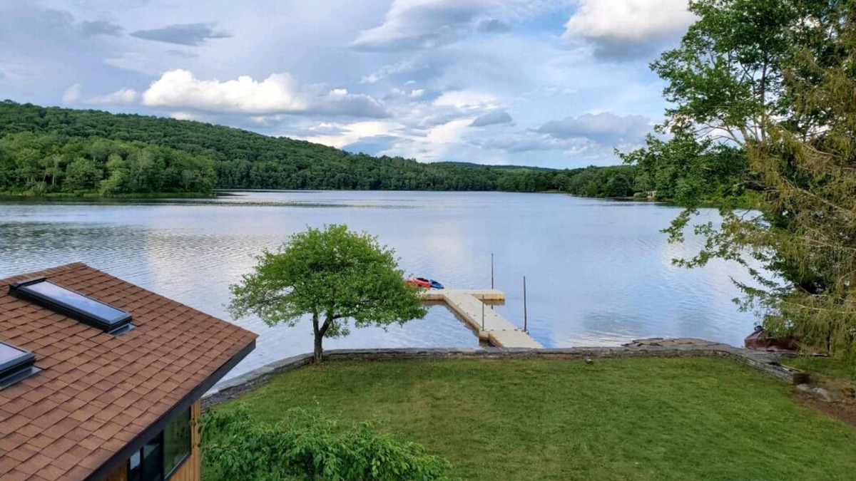 Swan Lake House | Swan Lake paradise with amenities galore