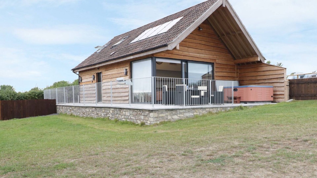 Wedmore Cottage | SWAN LODGE CASTLE FARM, pet friendly, with hot tub in Wedmore