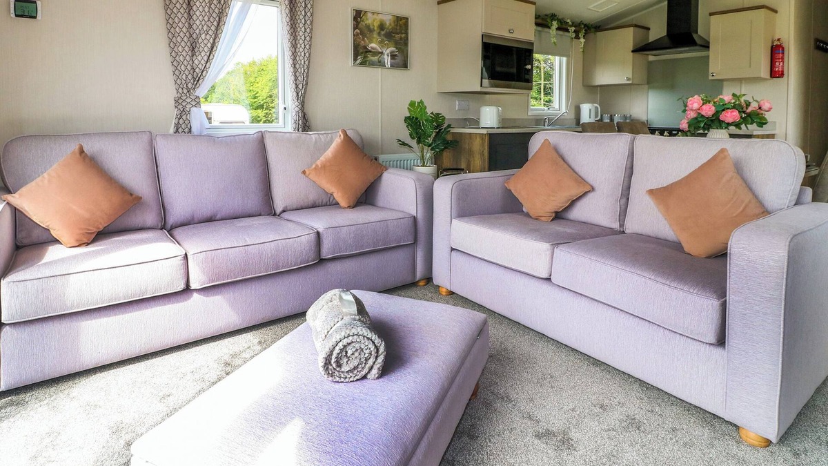 Swannington Cottage | SWAN LODGE, family friendly, with hot tub in Coalville