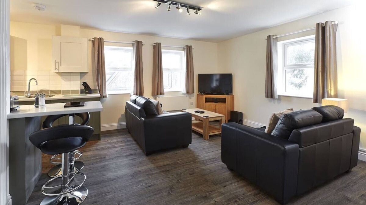 Swindon Apartment | Swan Place 1 Bedroom | Relaxing Apartment Close to Historic Downtown