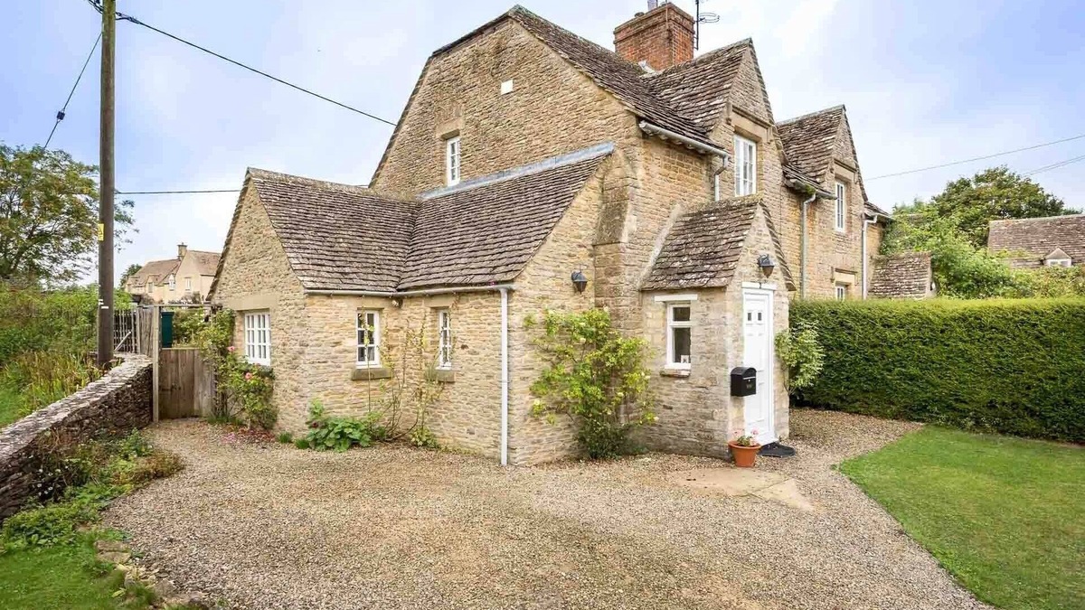 Southrop Cottage | SWAN VIEW, pet friendly, with open fire in Southrop