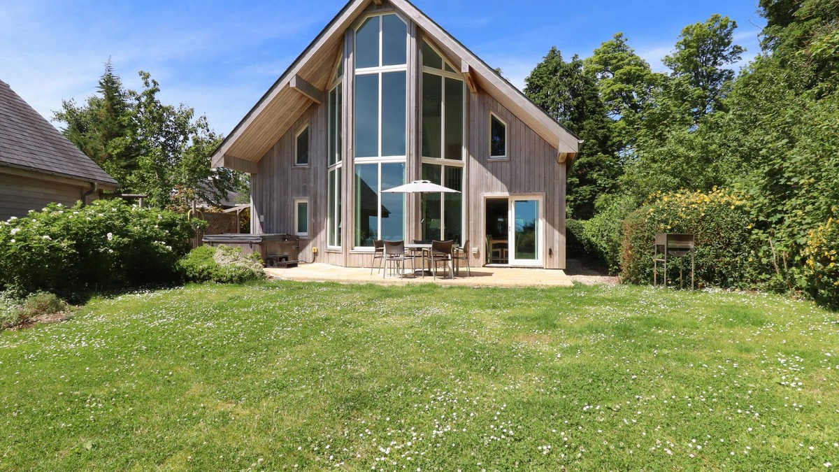 Eleighwater Cottage | SWANDOWN, 12A GOLDENHAYE, romantic, with pool in Cricket St. Thomas