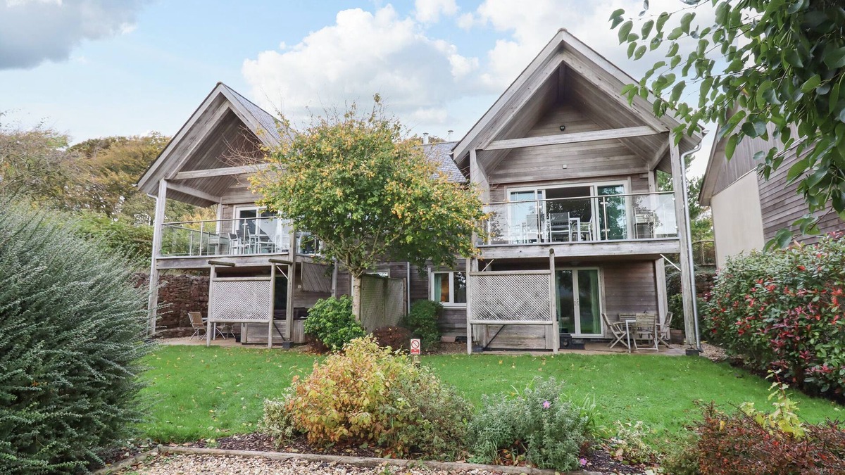 Eleighwater Cottage | SWANDOWN, 20 POLDON, romantic, with pool in Cricket St. Thomas