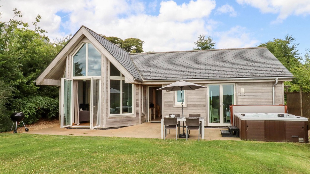 Eleighwater Cottage | SWANDOWN, 9 KITTWHISTLE, pet friendly in Cricket St. Thomas