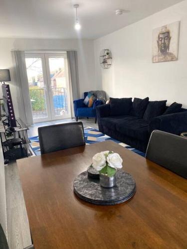 Walsall Apartment | Swanky 2-Bedroom Apt in Walsall/5mins from M6.